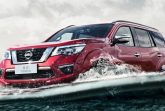 Компании Nissan опубликовала новые фотографии рамного внедорожника Terra, а также уточнило дату мировой премьеры практичного автомобиля. Публичная презентация машины, состоится 1 апреля 2018 года. Nissan Terra построен на базе рамного пикапа Navara последней генерации. В линейке марки внедорожник займет нишу предыдущего Pathfinder (эта модель со сменой поколений превратилась в кроссовер) и Paladin (создан на базе Navara позапрошлого поколения), его главными конкурентами станут Toyota Fortuner и Mitsubishi Pajero Sport. Длина новинки равна 4 882 мм, ширина – 1 850 мм, высота – 1 835 мм, колесная база – 2 850 мм. Для сравнения, габариты Toyota Fortuner: 4 795/1 855/1 835 мм, колесная база – 2 745 мм. Первыми новый внедорожник Nissan Terra получат китайцы. Помимо этого, японская компания планирует предложить этот автомобиль в других странах Азиатско-Тихоокеанского региона. В Китае автомобиль будет доступен с 2,5-литровым 184-сильным бензиновым мотором. Трансмиссия – «механика» или «автомат».