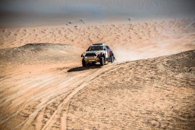 Васильев продолжает гонку в пустыне