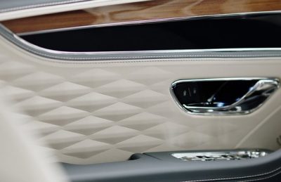 Компания Bentley Motors опубликовала видеоролик, в котором показан салон седана Flying Spur нового поколения.