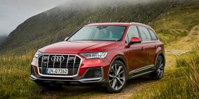 Audi, наконец, начала живые продажи обновленного премиум-кроссовера Q7 в России.