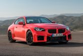 BMW представила новое купе BMW M2 с механической коробкой передач и задним приводом.